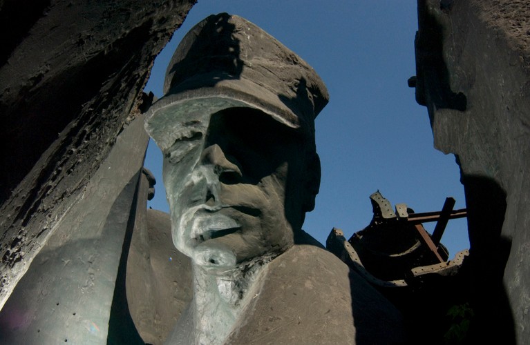 Pomnik 'Utrwalaczy Władzy Ludowej' stał niegdyś na Placu za Żelazną Bramą w Warszawie