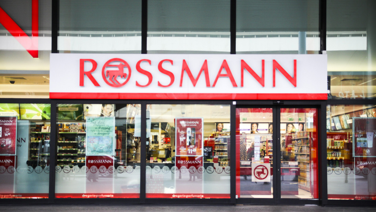 We wtorek w Rossmannie ruszyła 55 proc. przecena na kosmetyki kolorowe. Wystarczyło kilka godzin, by w sieci pojawiły się liczne komentarze negatywnie oceniające zachowanie klientek sklepu.