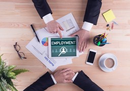 Pracownicy outsourcingu: Tyrający na śmieciówkach, tani, bez szans na podwyżkę