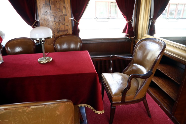 W gabinetach znajdują się eleganckie kanapy oraz biurka z mahoniu. W jednym z salonów znajduje się kryształowe lustro w złotej ramie, stół konferencyjny oraz rzeźbione skórzane fotele. <br><br>fot.  (mr) PAP/Tomasz Gzell