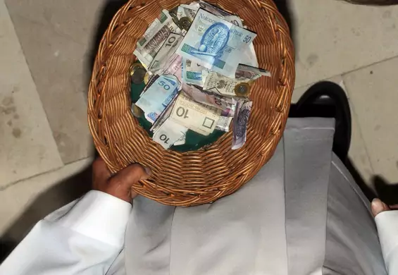 Pieniądze z tacy, ślubów i "kolędy". Ile właściwie zarabiają polscy księża?
