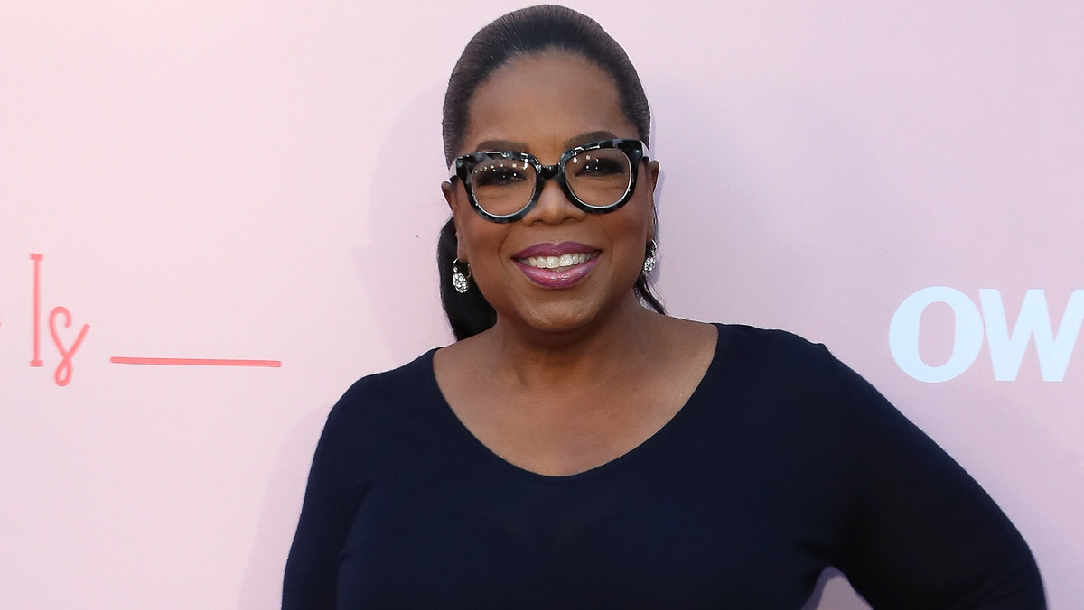 Wielka osobowość telewizyjna i jedna z najbardziej wpływowych Amerykanek, Oprah Winfrey, podpisała kontrakt z firmą Apple. Jej zadaniem ma być zapewnianie wartościowych treści, a konkretnie programów. Będą to oryginalne, nieemitowane nigdzie indziej produkcje Apple.