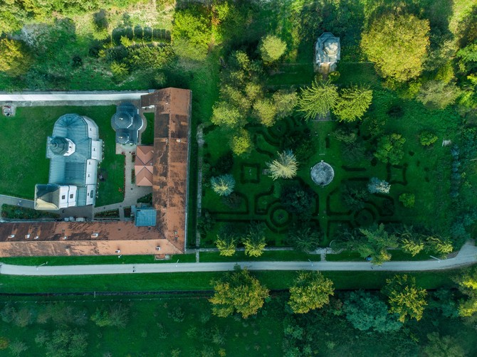 Vrt manastira Beočin je kopija Versaja: U ovoj svetinji je ikona pred kojom se žene mole za potomstvo