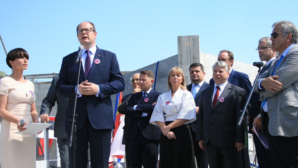 W poniedziałek uroczyście świętowano oddanie stanu surowego tunelu pod Martwą Wisłą w Gdańsku. Dwie nitki tunelu zostały wydrążone, ale przed budowniczymi jeszcze mnóstwo pracy. Nowym tunelem pojedziemy dopiero w przyszłym roku.