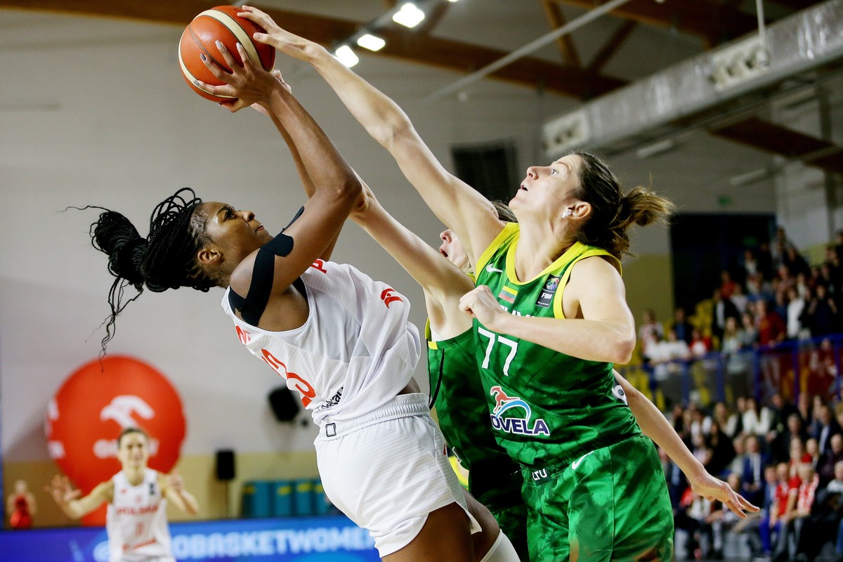 Polka Stephanie Mavunga (L) i Giedre Labuckiene (P) z Litwy podczas meczu eliminacyjnego grupy C mistrzostw Europy koszykarek