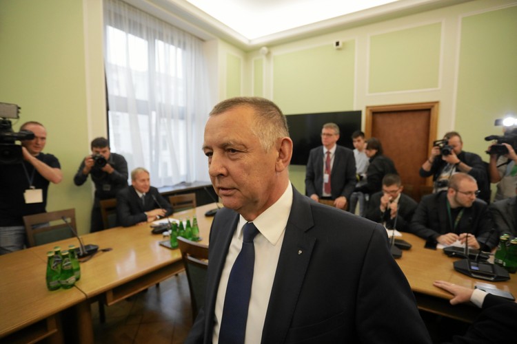 <strong>2. Marian Banaś</strong>
<br></br>
prezes Najwyższej Izby Kontroli
<br></br>
Ma dwa przydomki: „Pancerny” lub „Kryształowy”. W pierwszym przypadku jest wiele dowodów na to, że nosi go zasłużenie, w drugim takie dowody były, ale z czasem okazały się kruche niczym kryształ. 
<br></br>
Kim Marian Banaś już nie był? Tylko w 2019 r. udało mu się zajmować kolejno stanowiska: wiceministra finansów i szefa Krajowej Administracji Skarbowej, ministra finansów i prezesa NIK. Był też bohaterem głośnej historii na rynku nieruchomości. Chodzi o należącą do niego kamienicę w Krakowie, w której odbywa się hotelowy biznes. Specyficzny, bo można tam wynająć pokój na godziny, czego dowiedzieliśmy się z materiału „Superwizjera” TVN. 
<br></br>
Ubiegły rok dużej części mediów upłynął na tropieniu majątku Banasia. Nie tylko mediom zresztą, także agentom Centralnego Biura Antykorupcyjnego. Ci drudzy wykazali, że nie wszystko, co prezes NIK posiada, da się udokumentować dochodami, a dodatkowo nie wszystko, co powinien, wpisał do oświadczeń majątkowych. Sprawa trafiła do prokuratury, a Banaś pod obstrzał już nie tylko opozycji, lecz także polityków PiS, którym zawdzięcza powołania na państwowe stanowiska. 
<br></br>
BG