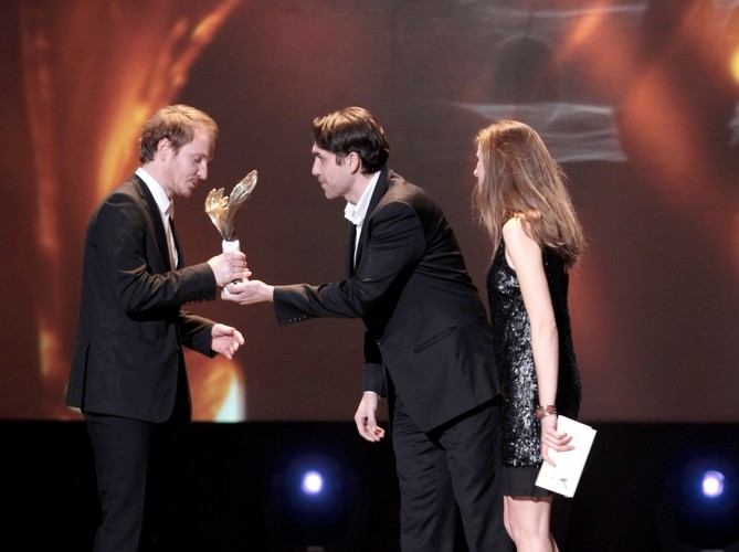 Jacek Borcuch odbiera nagrodę przyznaną w kategorii najlepszy scenariusz za film 'Wszystko co kocham'