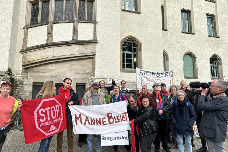 Demonstracja lokatorów osiedla przed sądem rejonowym w Berlinie