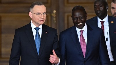 Prezydent Andrzej Duda z prezydentem Kenii Williamem Ruto podczas spotkania z przedstawicielami mediów w Pałacu Prezydenckim w Nairobi.