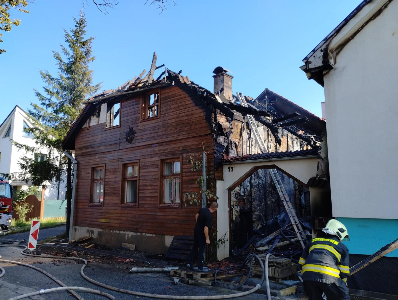 Požiar rodinných domov vo Veľkom Slavkove sa podarilo lokalizovať.