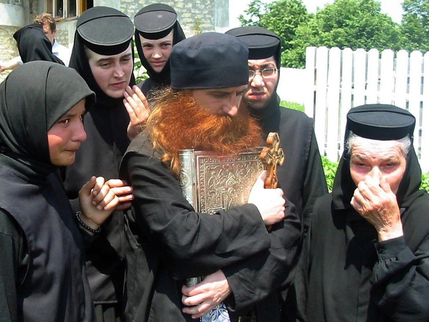 Sveštenik se povukao u šumu