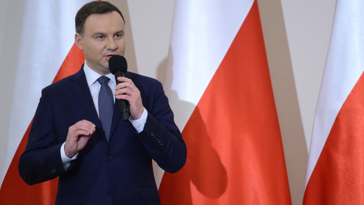 Prezydent Andrzej Duda rozmawiał telefonicznie z prezydentem Francji Francois Hollande’em - poinformowała Kancelaria Prezydenta. Duda przekazał francuskiemu przywódcy słowa współczucia w związku z zamachami i zadeklarował pomoc w walce z zagrożeniem terrorystycznym. - Ta tragedia wstrząsnęła Polakami - zaznaczył prezydent Duda.