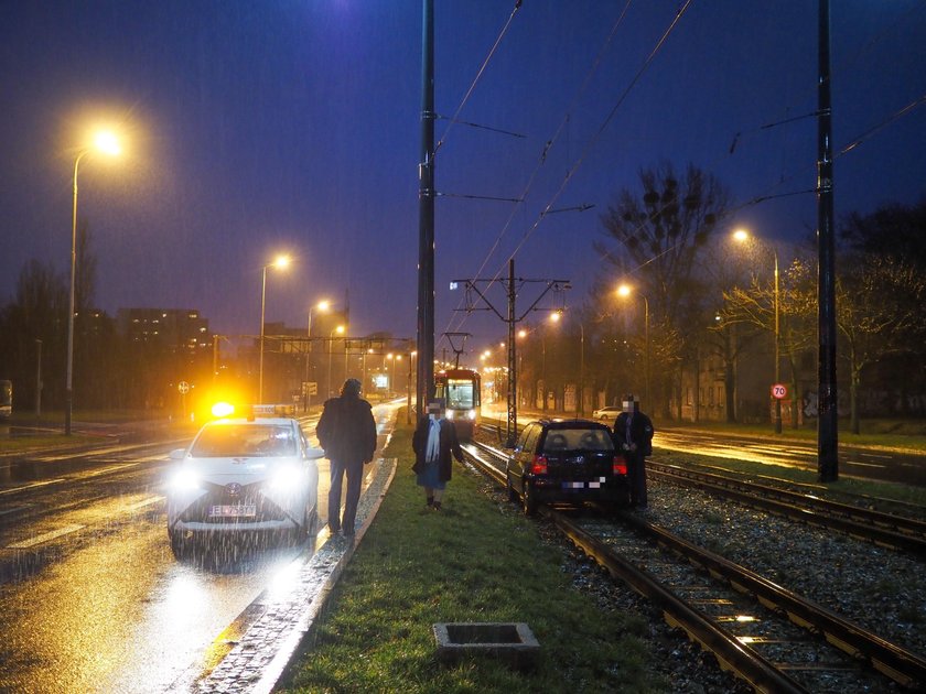 Volkswagen z Łęczycy utknął na torach w Łodzi