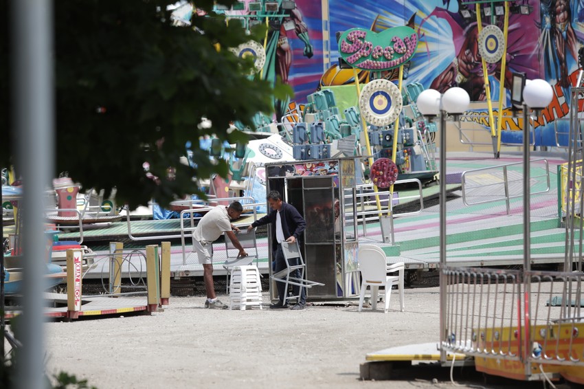 Zaposleni u luna parku u Inđiji 