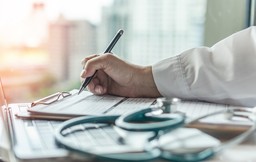 Prawie połowa medyków myśli o odejściu z zawodu, a jeszcze więcej szuka pomocy psychologicznej