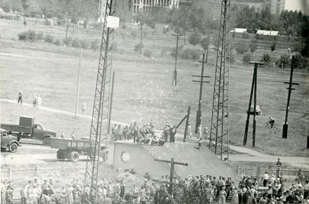 Mieszkańcy Nowoczerkaska rozwieszają plakaty z robotniczymi postulatami, 1-3 czerwca 1962 r.
