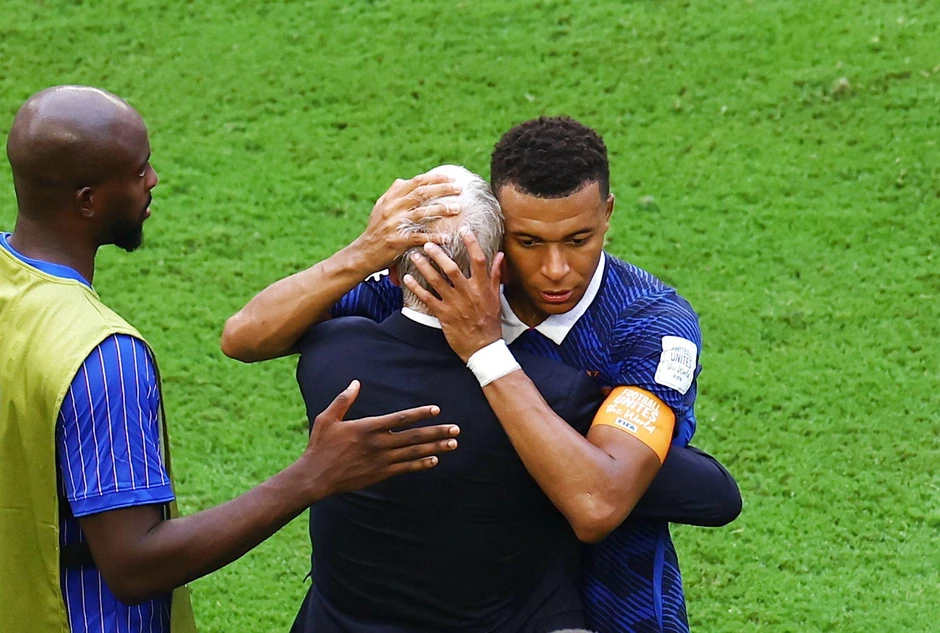 Kilijan Mbape i Dešan u zagrljaju | Foto: REUTERS/Marco Bello