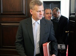 Minister Grad próbuje uratować głowę