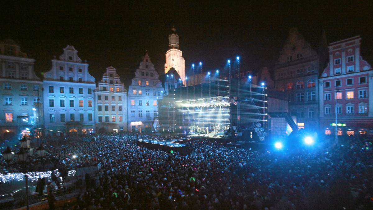 Mamy 2012 rok. Polacy przywitali go na balach, przed telewizorem, prywatkach i zabawach plenerowych. Te ostatnie odbyły się m.in. w Warszawie, Wrocławiu i Lublinie.