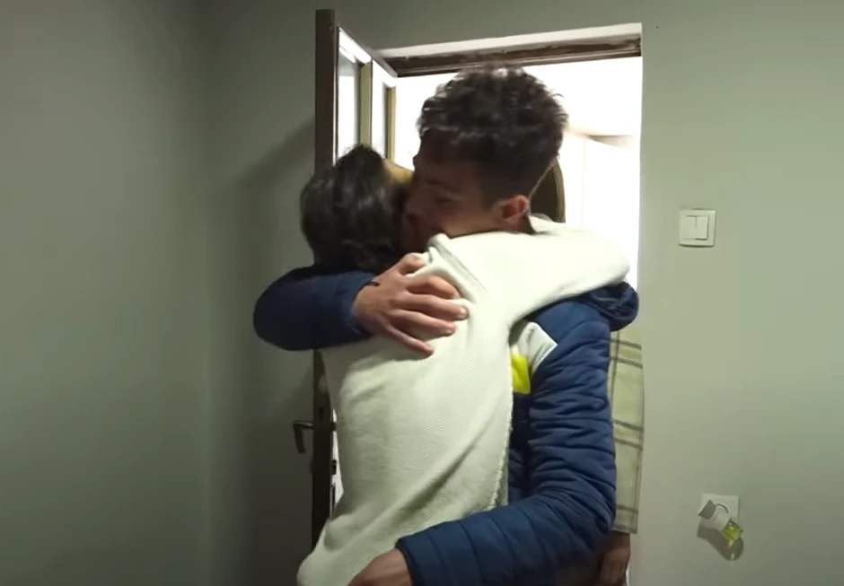 Zagrljaj sina i majke