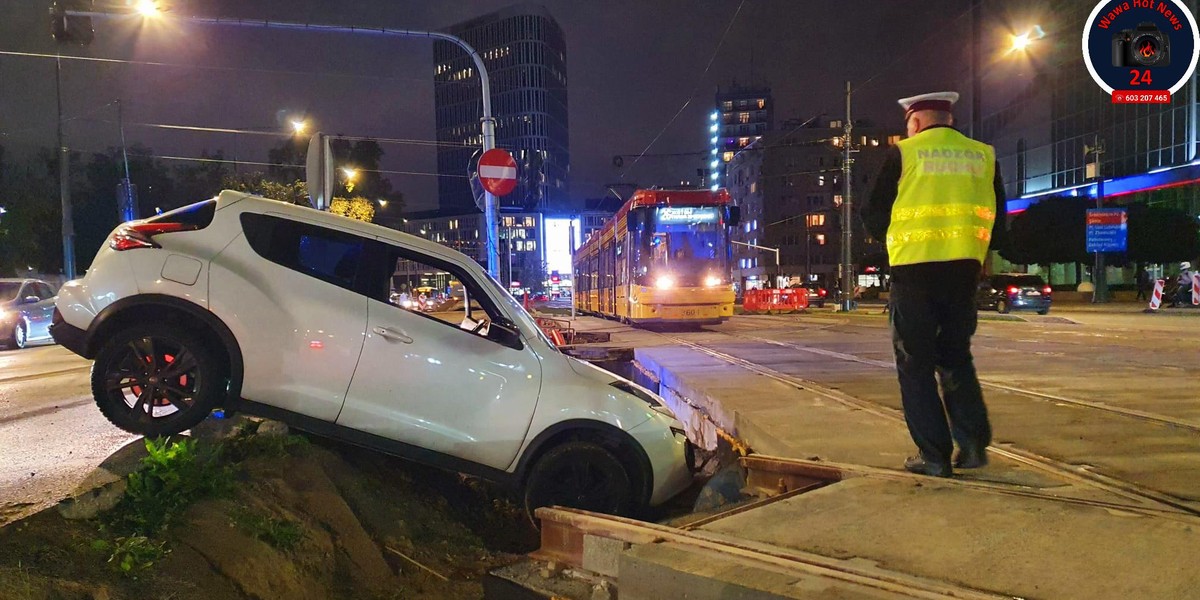 Kosztowna nieuwaga. Auto wylądowało w... wykopie.