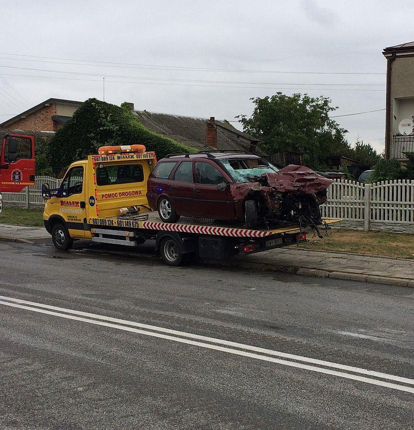 27-latek wjechał w busa czołowo