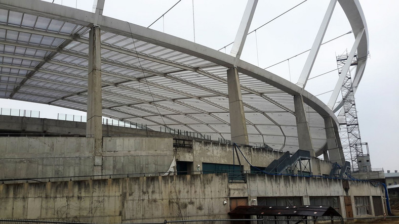 Dach Stadionu Śląskiego zajmuje powierzchnię 43 tys. metrów kwadratowych i waży 830 ton, co czyni go największym tego typu zadaszeniem w Europie. Operacja jego wciągania trwała ponad dwa tygodnie.