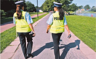 Cięcia w policji: mniej ludzi za biurkami, więcej na ulicach