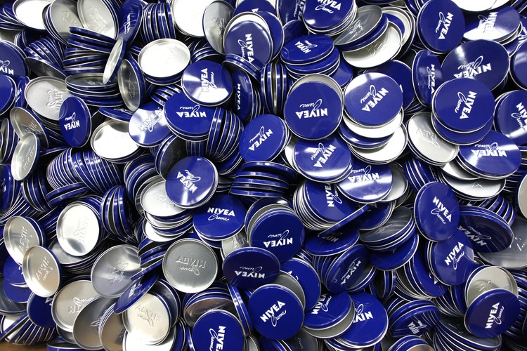 <b>Beiersdorf – Niemcy </b><br>Największa niemiecka firma kosmetyczna, producent m.in. kremów Nivea. <br>W ich laboratorium w Hamburgu badania nad skórą prowadzi ponad 450 naukowców.