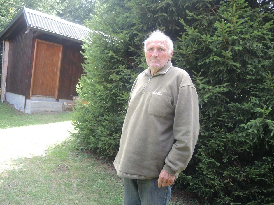 "Godina imam dosta, ali kao da je bilo juče": Stari stolar leta provodi u Račanskoj Šljivovici