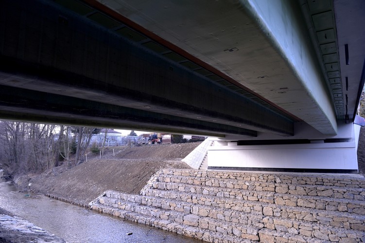 Belki przeprawy wykonano z kompozytów włóknistych o osnowie polimerowej FRP (Fiber-Reinforced Polymers). Inaczej mówiąc, z włókien szklanych i węglowych, otoczonych syntetyczną żywicą.