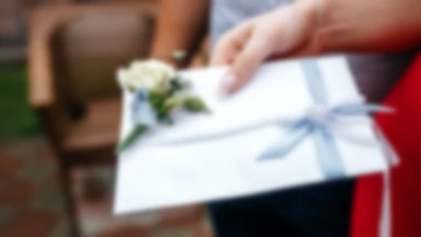 Ile dać do koperty na wesele? Ekspertka ślubna radzi