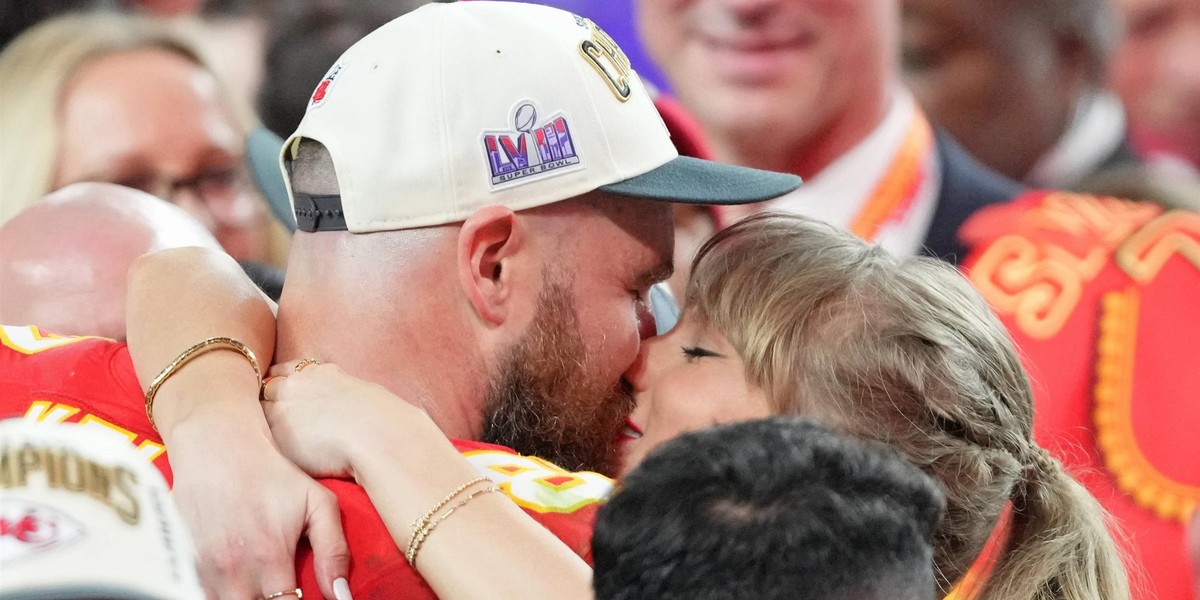 Travis Kelce i Taylor Swift podczas finału Super Bowl 2024.