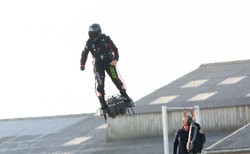 Zapata przeleciał nad La Manche na flyboardzie. Wzruszająca rozmowa z synem [WIDEO]