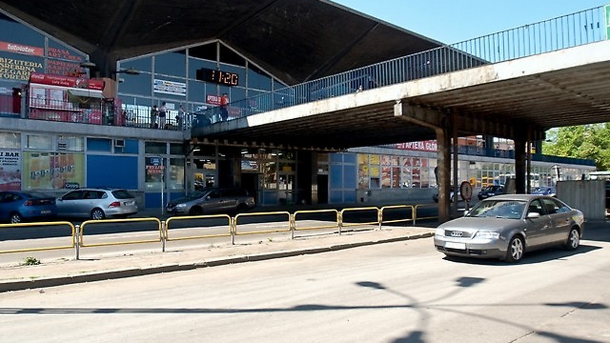 W sobotę rano zamknięty dla komunikacji miejskiej zostanie plac Szewczyka przed dotychczasowym dworcem kolejowym w Katowicach. Na razie przejezdna pozostanie wiodąca wzdłuż hali dworca ul. Dworcowa.