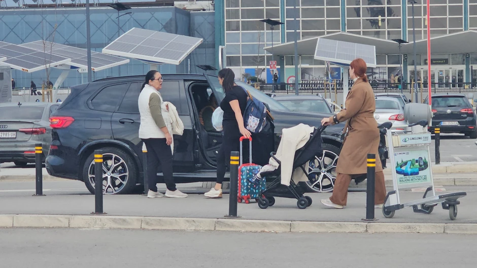 Verica Šerifović sa unukom na aerodromu