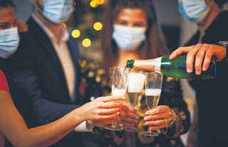 Wielkie odliczanie do Sylwestra. Kluby chcą maksymalnie wykorzystać szansę od rządu