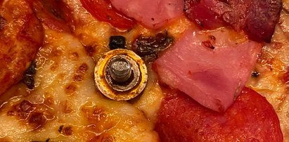 Dostała pizzę ze śrubami i nakrętkami. Zaserwowała ją popularna sieć restauracji