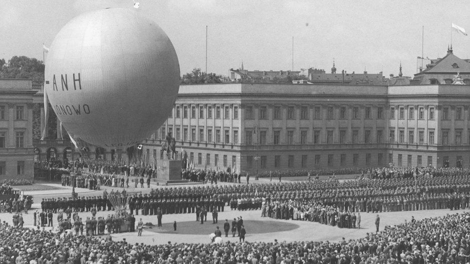 Rocznica bitwy warszawskiej w 1936 r. – uroczystości Święta Żołnierza w Warszawie. Start balonu z placu Marszałka Józefa Piłsudskiego. W głębi widoczny Pałac Saski