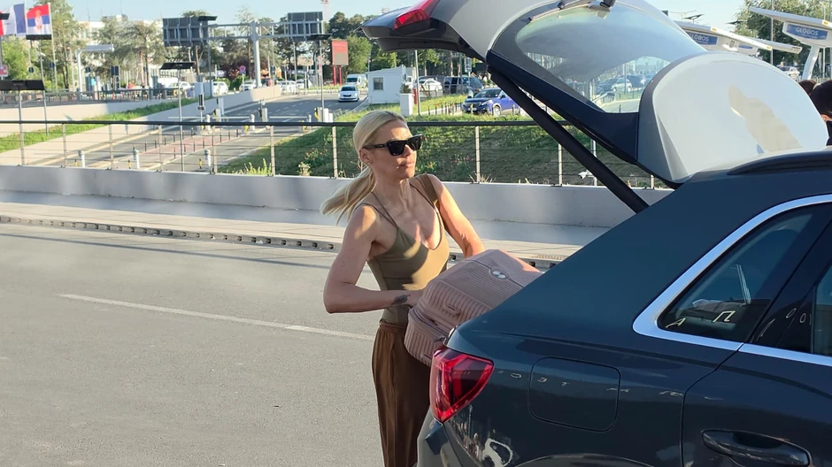 Nataša Bekvalac bez brushaltera na aerodromu 