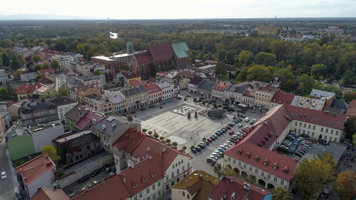 Samorząd Oświęcimia zainicjował kampanię promocyjną, która ma na celu zachęcić do zamieszkania w tym mieście. Dziewięć billboardów z informacjami o jego walorach znalazło się przy wszystkich czterech drogach wjazdowych – podała rzecznik magistratu Katarzyna Kwiecień.