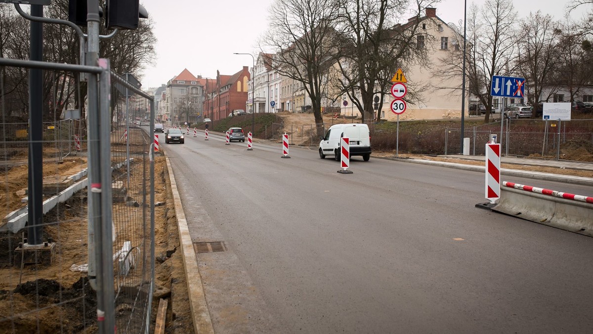 Olsztyńscy kierowcy mogą odetchnąć. Remontowana od kilku miesięcy ulica Seweryna Pieniężnego od minionego weekendu jest już przejezdna. Wykonawca robót ma jeszcze co prawda do wykonania kilka prac, ale ruch kołowy został już przywrócony. Zadowoleni będą też piesi, którzy będą mogli przechodzić pod mostem św. Jakuba.