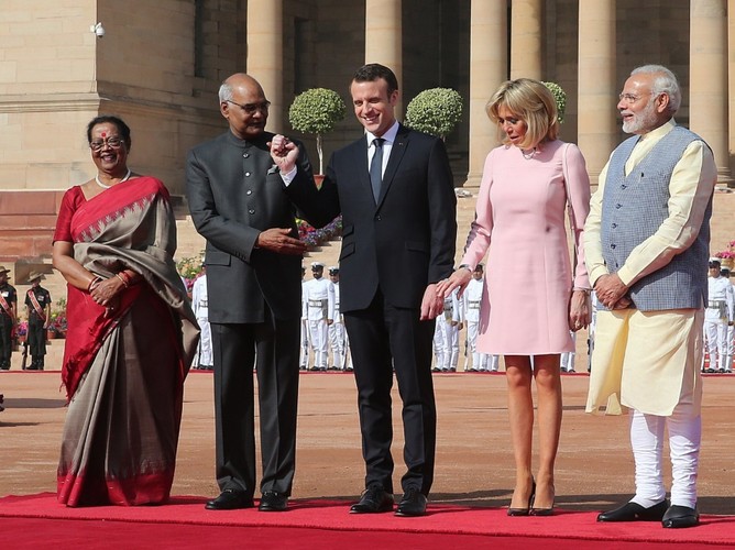 Brigitte i Emmanuel Macronowie z premierem (po prawej) i prezydentem Indii oraz jego małżonką