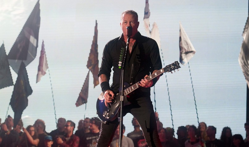 – Cieszymy się i jesteśmy zaszczyceni, że możemy być na Glasto i reprezentować, powiedzmy, cięższą stronę muzyki – mówił ze sceny James Hetfield, a cały koncert zespół poprzedził projekcją specjalnego filmu pod tytułem "Glastallica", żartobliwej opowieści o myśliwym, który zostaje zastrzelony przez… niedźwiedzia. W finale owym niedźwiedziem okazali się muzycy Metalliki