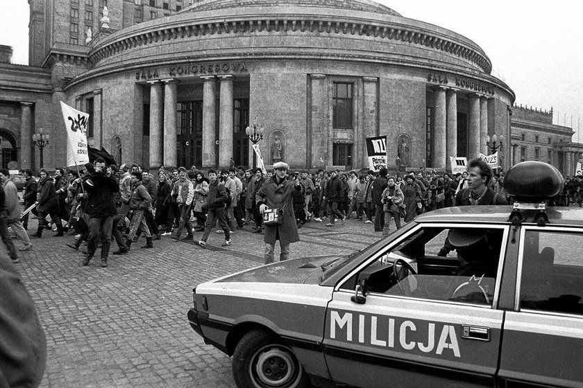 Protesty przed PKiN w czasie zjazdu PZPR