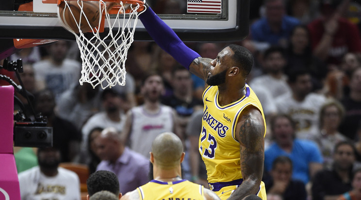 LeBron James a Los Angeles Lakers mezében remekelt korábbi
együttese, a Miami Heat ellen /Fotó: MTI/EP - Arhona Wise