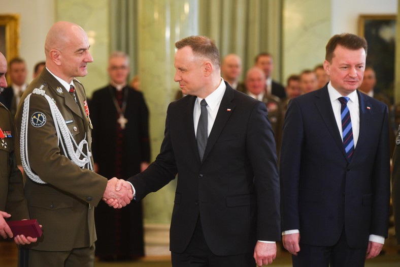 Andrzej Duda (w środku), gen. Rajmund Andrzejczak (z lewej) i Mariusz Błaszczak (z prawej) podczas uroczystości przekazania obowiązków na stanowisku Dowódcy Generalnego Rodzajów Sił Zbrojnych (06.02.2023).