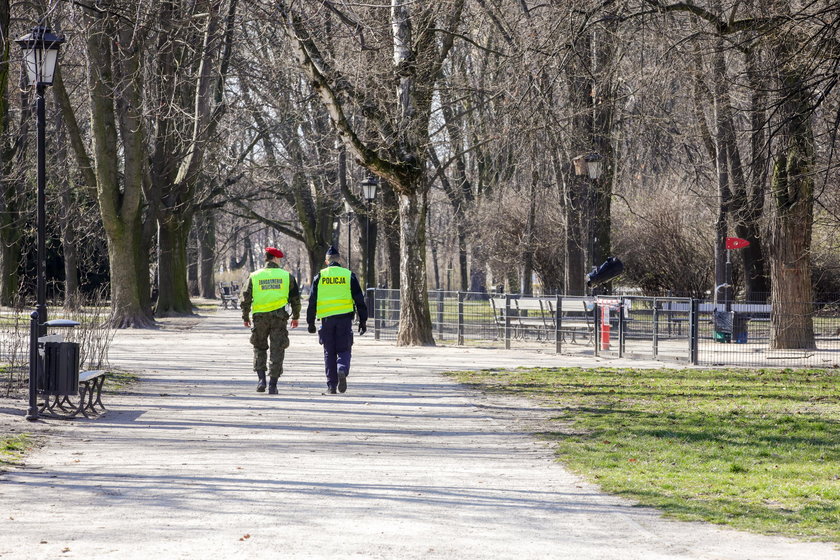 Większość Polaków uważa, że wojsko powinno pomagać osobom przebywającym na kwarantannie