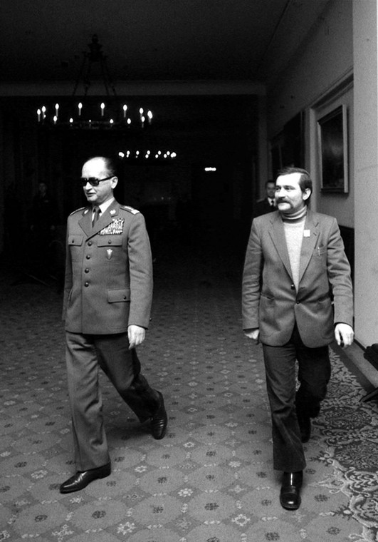 Na zdjęciu archiwalnym z dnia 10.03.1981 r. ówczesny przywódca "Solidarności" Lech Wałęsa (P) i premier PRL, minister obrony narodowej gen. Wojciech Jaruzelski (L) podczas spotkania w Urzędzie Rady Ministrów w Warszawie