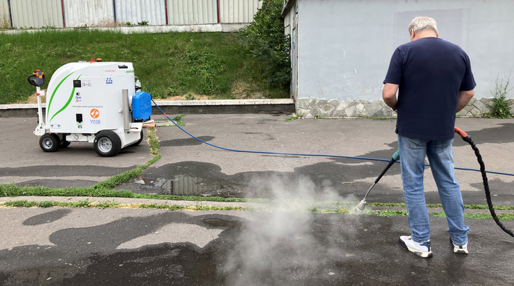 Gőzzel gyomirtás a  Déli-Pályaudvar alúljáróban / Fotó: Korponai Tamás